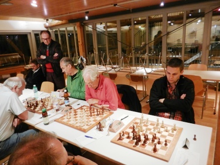 Konzentrierte Schachspieler an den Spitzenbrettern